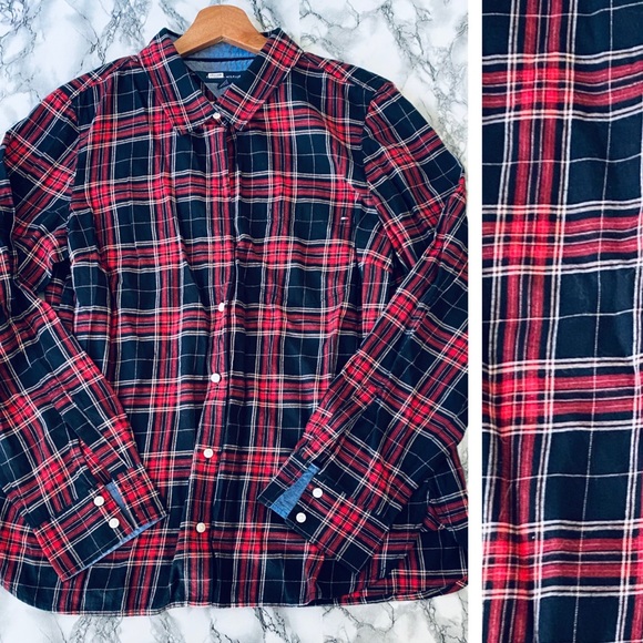 Tᴏᴍᴍʏ Hɪʟғɪɢᴇʀ Fʟᴀɴɴᴇʟ Bᴜᴛᴛᴏɴ-Dᴏᴡɴ Sʜɪʀᴛ ɪɴ Rᴇᴅ & Nᴀᴠʏ Pʟᴀɪᴅ - Picture 2 of 4